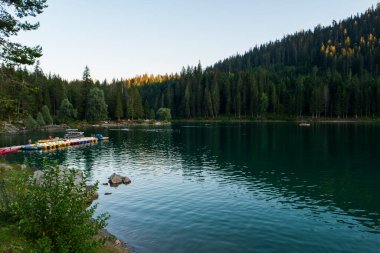 İsviçre Alpleri 'ndeki Caumasee dağ gölü. Kiralık pedallı küçük iskele. Güneşli yaz mevsimi.