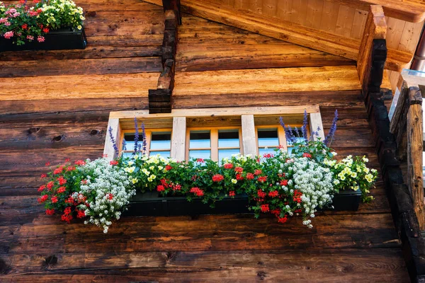 시골에 나무로 오두막집의 창문에는 아름다운 장식이 2020 — 스톡 사진