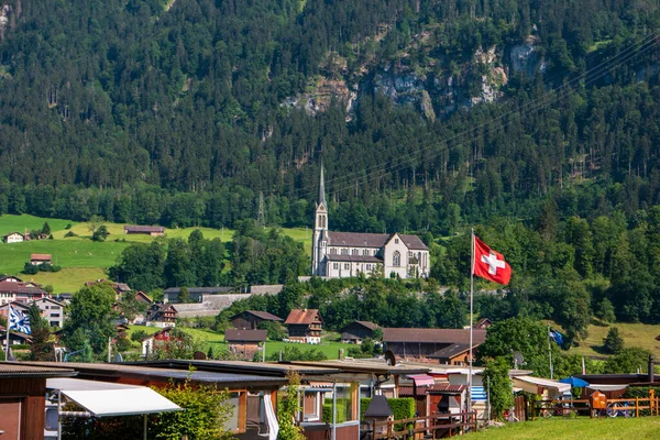 Römisch Katholische Kirche Der Ferne Einer Kleinen Bergstadt Den Schweizer — Stockfoto