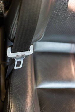 Araba emniyet kemeri mekanizması üst görüş alanı koyu deri koltukların sığ derinliği.