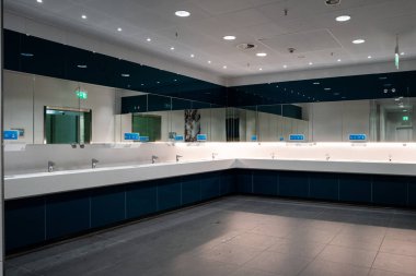 2020 uluslararası havaalanı terminalindeki boş erkekler tuvaleti.