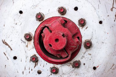 Vintage traktör büyük beyaz çelik tekerlek merkezi ve kırmızı cıvatalar ön görüntü yakın çekim.