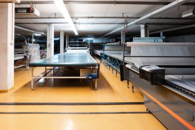 Küçük iflas giysileri fabrika baskı hattı kullanılmayan endüstriyel ekipmanlar.