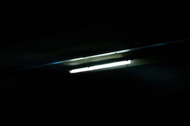 Park yerinin duvarındaki loş mavi ışık, karanlık tema..