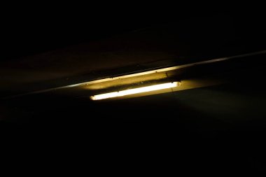 Park yerinin duvarındaki loş sarı neon ışık..