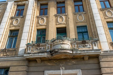 20. yüzyıl Avrupalı eski bina cephesi çürüyen süslemelerle.