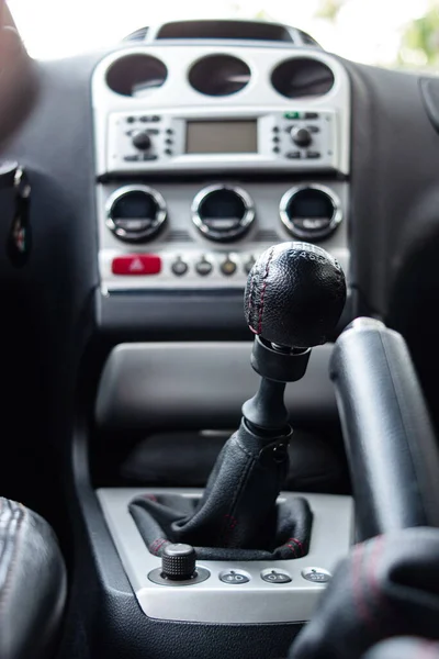 Låg Vinkel Vidvinkel Generisk Bil Mittkonsol Instrumentbräda Synlig Manuell Växellåda — Stockfoto