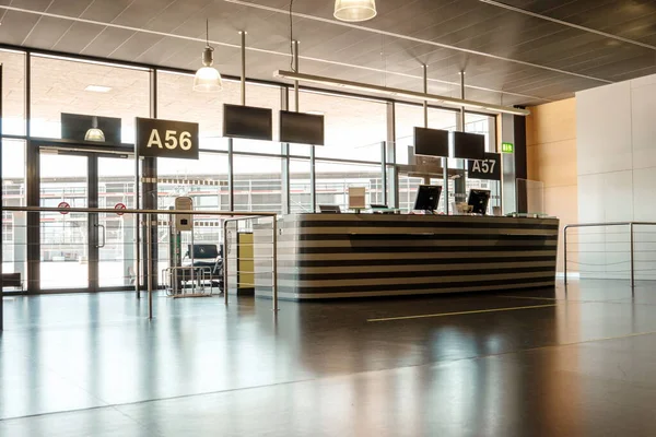 Lege Internationale Luchthaven Gate Receptie Met Genummerde Borden Het Hoogseizoen — Stockfoto