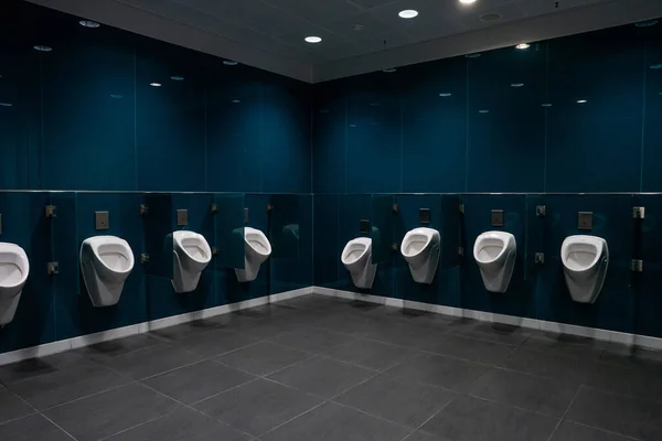 Leere Männer Toilette Internationalen Flughafen Terminal 2020 — Stockfoto