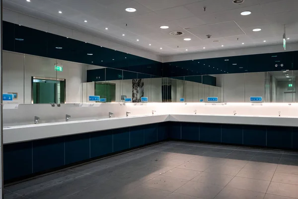 2020 uluslararası havaalanı terminalindeki boş erkekler tuvaleti.