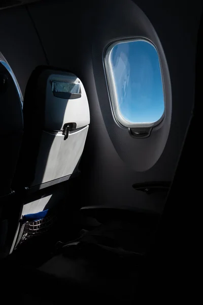 Lentokoneen Matkustamon Ikkuna Tyhjän Istuimen Vieressä Sininen Taivas Sää Voimakas — kuvapankkivalokuva