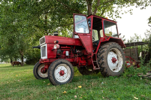 Old Small Red Agriculture Tractor Parked Grass Summertime Sunset Three — Stock Photo, Image