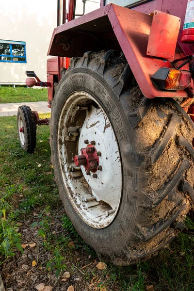 Stary Mały Czerwony Ciągnik Rolniczy Zaparkowany Trawie Lato Przed Zachodem — Zdjęcie stockowe