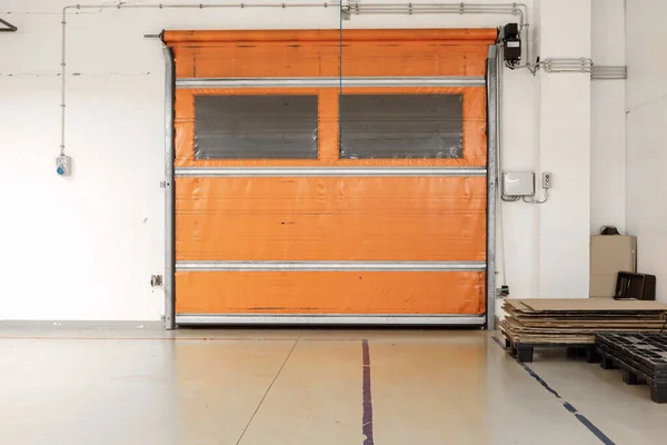 Pomarańczowy Magazyn Drzwi Okienne Blisko Załadunku Palety Wnętrze Punkt Widzenia — Zdjęcie stockowe