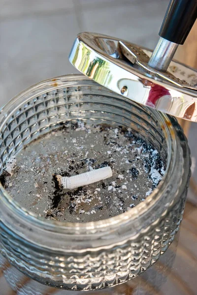 Single Burned Out Cigarette Butt Large Glass Ashtray Metal Top — Stock Fotó