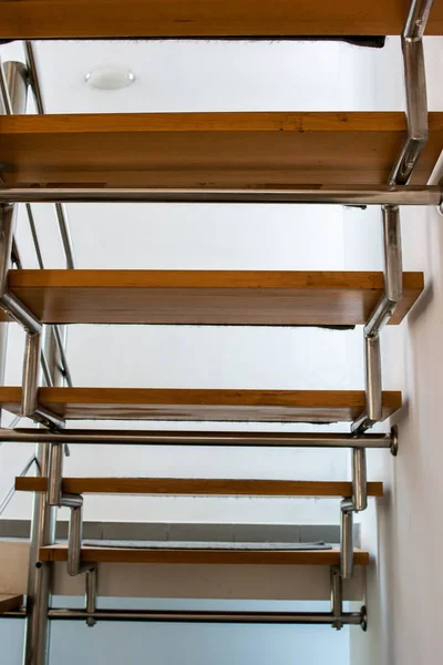 Escalera Hueca Interior Con Barandillas Seguridad Vista Inferior Hacia Arriba —  Fotos de Stock