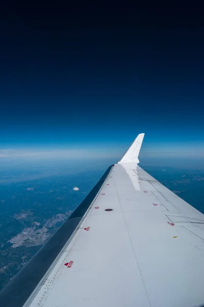 Vista Finestra Aeroplano Cielo Blu Terra Con Ala Bianca Visibile — Foto Stock