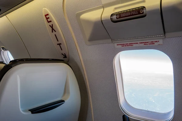 Asiento Del Pasajero Cabina Del Avión Junto Salida Emergencia Con —  Fotos de Stock