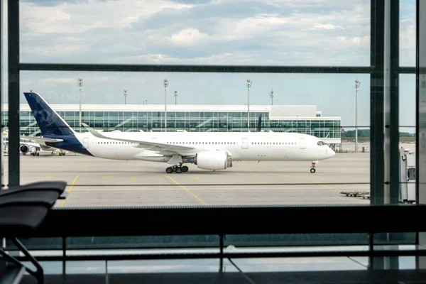 Общий Региональный Самолет Полета Видно Внутри Общего Международного Аэропорта Терминал — стоковое фото