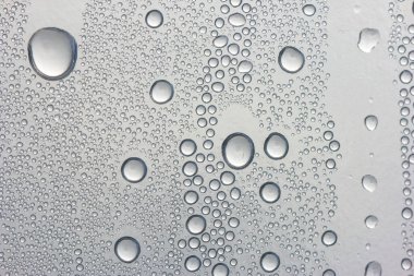 Su damlası yoğunlaşması. Plastik şişe, yanan makro..