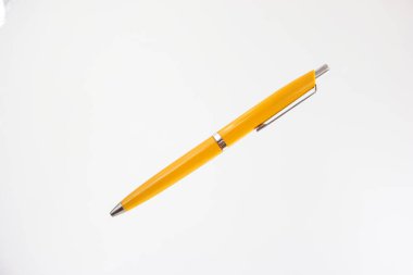 Klasik sarı kalem. Beyaz üzerine izole edilmiş çapraz çekim..