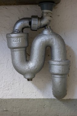 Gri kanalizasyon tesisatı. Banyo manzaralı plastik boru..