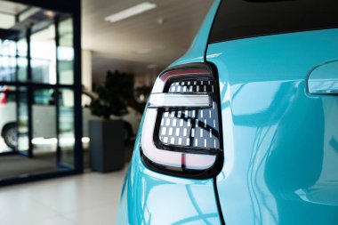 Standart yeni araba arka lambaları ya da arka farlar, galeri zemininde. Yakın çekim, sığ alan derinliği, insan yok.