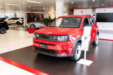 Safenwil, İsviçre, 16 Ağustos 2025. Yeni Fiat Grande Panda alt kompakt ya da süpermini melez ya da EV ön görünümü. Emil Frey açık günler sergi salonu zemini, geniş açı manzarası, pencere ışığı