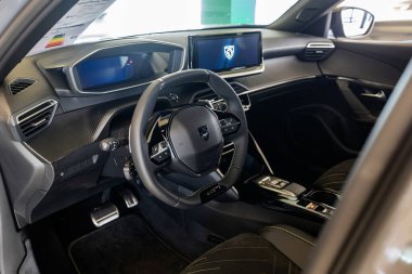 Safenwil, İsviçre, 16 Ağustos 2025. Yeni Peugeot 2008 küçük çaplı SUV iç görünümü. Emil Frey açık günler sergi salonu zemini, geniş açı manzarası, pencere ışığı