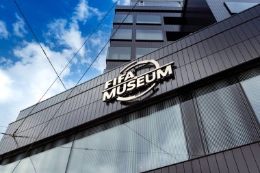 Zürih, İsviçre, 26 Ağustos 2025. FIFA Müzesi binasının ön cephesinde büyük harfler ve amblemler var. Geniş açı, yukarı bakıyor, insan yok.