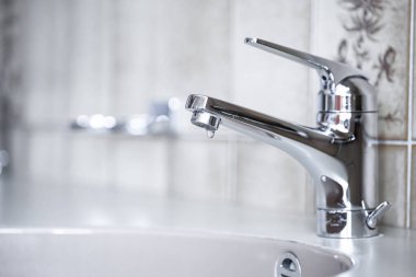 Daire banyosunun içine su damlacıkları damlatıyor. Macro, yakın çekim, alan derinliği, insan yok.