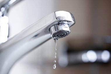 Daire banyosunun içine su damlacıkları damlatıyor. Macro, yaklaş, yukarı bak, çekim, alanın derinliği, insan yok.