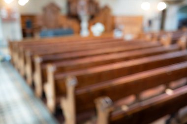 Avrupa 'daki Protestan kilisesindeki boş sıraların bulanık görüntüsü. Geniş açı, doğal pencere ışığı, insan yok.