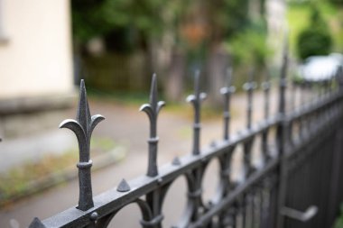 Sivri uçlu demir çitler döşedi. Yan görüş, sığ alan derinliği, insan yok..