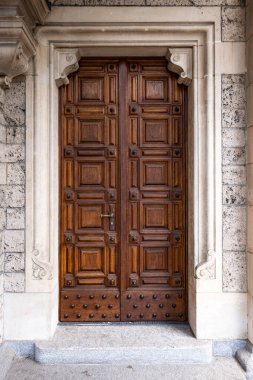 Avrupa 'da büyük, süslü, kapalı, ahşap kilise kapısı, insan yok.