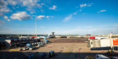 Amsterdam Schiphol Havaalanı, Hollanda, 25 Ağustos 2025. Pist pistine ticari bir uçak park etmiş. Güneşli yaz günü, geniş açı manzaralı.