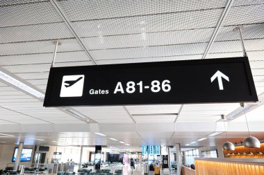 Info, uluslararası havaalanındaki 81 ila 86 numaralı kapılara giden insanları işaret ediyor