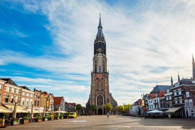 Delft, Hollanda, 26 Ağustos 2025. Ünlü Protestan Nieuwe Kerk ya da kasaba meydanındaki Yeni Kilise. Geniş, alçak açı, güneşli yaz günü