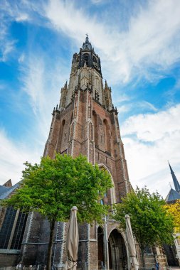 Delft, Hollanda, 26 Ağustos 2025. Ünlü Protestan Nieuwe Kerk ya da kasaba meydanındaki Yeni Kilise. Geniş, alçak açı, güneşli yaz günü