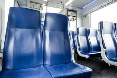 Delft, Hollanda, 26 Ağustos 2025. Hollanda trenindeki boş koltuklar Lahey 'e gidiyor. Geniş açı, mavi döşeme, insan yok.