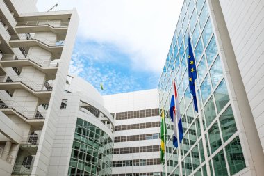 Lahey, Hollanda, 26 Ağustos 2025. Lahey belediye binası ya da belediye binasının dış cephesi. Geniş açı görüntüsü, bulutlu yaz günü, yukarı bakıyor.