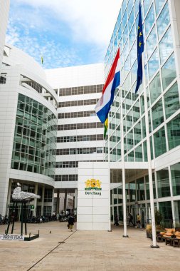 Lahey, Hollanda, 26 Ağustos 2025. Lahey belediye binası ya da belediye binasının dış cephesi. Geniş açı görüntüsü, bulutlu yaz günü, yukarı bakıyor.