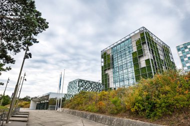 Lahey, Hollanda, 26 Ağustos 2025. ICC ya da Uluslararası Ceza Mahkemesi genel merkezi binaları. Bulutlu yaz günü, geniş açı manzaralı, insan yok.
