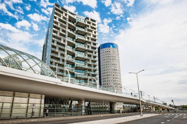 Lahey, Hollanda, 26 Ağustos 2025. Ana tren istasyonu modern bina cephesi ve girişi. Geniş açı görünümü, bulutlu yaz günü