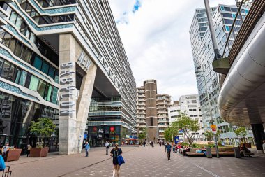 Lahey, Hollanda, 26 Ağustos 2025. Ana istasyon yakınındaki yeni Babil İş Merkezi binası. Geniş açı, yukarıdan çekim, bulutlu yaz günü