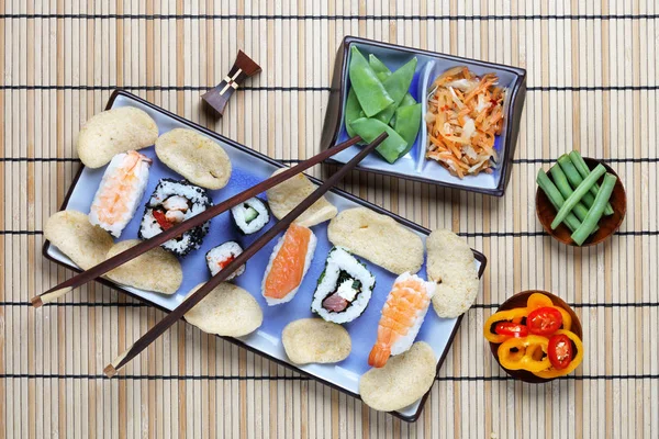 Disposizione Sushi Con Bacchette Verdure Salamoia Peperoni Con Cracker Gamberetti — Foto Stock