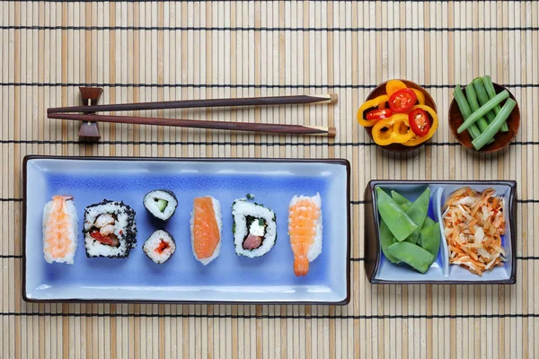 Anordnung Von Sushi Mit Essstäbchen Eingelegtem Gemüse Und Paprika — Stockfoto