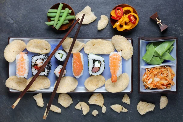 Uspořádání Sushi Hůlkami Nakládaná Zelenina Papriky Břidlicové Pozadí — Stock fotografie