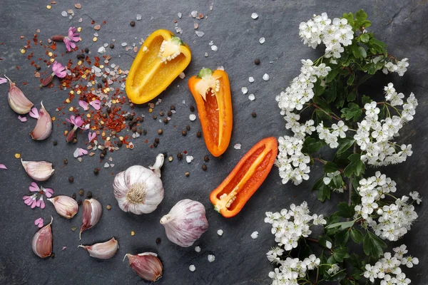 Frühsommer Weiße Blüten Mit Rosa Knoblauch Und Himalayanischem Steinsalz Mit — Stockfoto