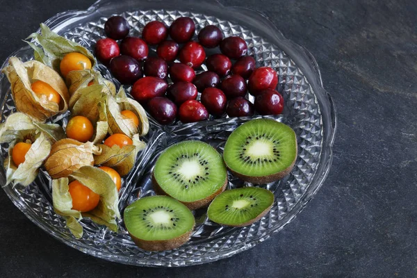 Physalis Frucht Stachelbeeren Mit Preiselbeeren Und Kiwi Auf Geschnittener Glasplatte — Stockfoto